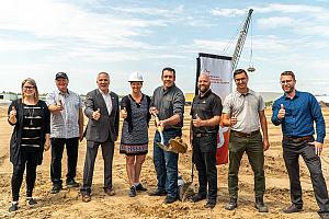 Isabelle Lapointe, directrice générale Producteurs et productrices acéricoles du Québec et Luc Goulet, président Producteurs et productrices acéricoles du Québec (centre), entourés de Stéphanie Allard, Martin Nadeau, Éric Lefebvre, Jean-Félipe Nadeau, Isaac Turcotte et Raphaël Teyssier. Crédit : Producteurs et productrices acéricoles du Québec