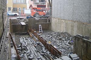 Travailleur écrasé sous un mur de blocs de béton : construction inadéquate du mu