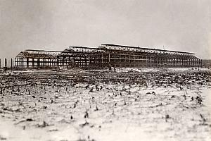 La construction de l'aluminerie commence en septembre 1925.  Crédit de Rio Tinto