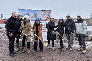 Première pelletée de terre pour le nouvel hôtel du Groupe Robin à Granby. Crédit : Groupe Robin