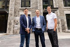 Ali Lakhdari, vice-président de Placements BEAM Ste-Catherine, Martin Raymond, vice-président principal des investissements immobilier du Fonds immobilier de solidarité FTQ et Florent Moser, président de Demonfort ont inauguré le tout nouveau projet Maison Haute Ste-Catherine. Crédit : Fonds de solidarité FTQ