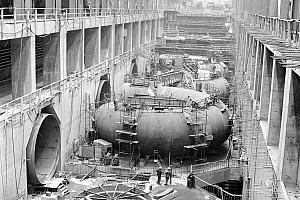 L’ACRGTQ a été témoin de chantiers historiques au cours des 75 dernières années. Mise en eau, Baie-James, 1983. Photo : Archives ACRGTQ