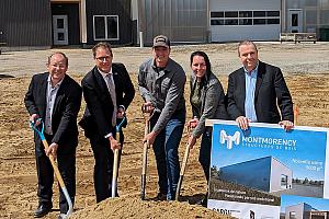 Pelletée de terre pour la nouvelle usine de Montmorency Structures de bois. Crédit : Montmorency Structures de bois