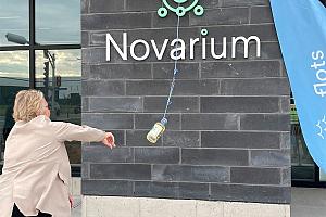 Chantal Rouleau, ministre déléguée aux Transports et ministre responsable de la métropole et de la région de Montréal, a inauguré officiellement Novarium en lançant contre le mur une bouteille de gin St-Laurent. Crédit : L’Avantage-Charles Lepage.