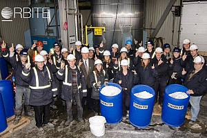 Orbite produit une 1re tonne d'alumine de haute pureté à son usine de Cap-Chat