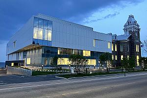 Le palais de justice de Roberval renaît de ses cendres. Crédit : SQI