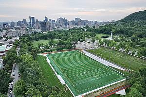 Montréal inaugure un terrain multisports modernisé au parc Jeanne-Mance. Crédit : Michel Brassard