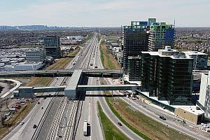 Inauguration de la passerelle piétonne reliant la gare du REM au projet SOLAR UNIQUARTIER. Crédit : Groupe Devimco