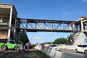 La dernière passerelle est maintenant installée à la gare Terrebonne