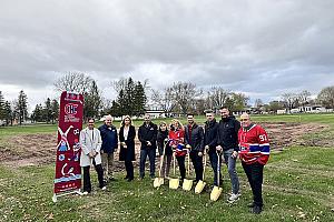 Coup d’envoi des travaux de la patinoire Bleu Blanc Bouge à Salaberry-de-Valleyfield. Crédit : Ville de Salaberry-de-Valleyfield