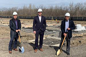 Jean-François Roberge, député de Chambly et ministre de l’Éducation, accompagné de Patrick Marquès, maire de Carignan et Luc Lapointe, directeur général du CSSP, ont inauguré le début des travaux. Crédit : CSSP