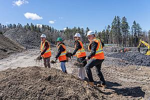 Première pelletée de terre pour le futur complexe aquatique de Matane. Crédit : Ville de Matane