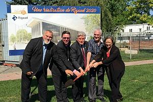 Le maire de Rigaud, monsieur Hans Gruenwald Jr., entouré des conseillers municip