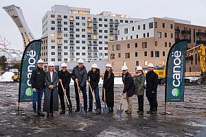 De gauche à droite : Kevin Cyr, chargé de projets - Canoë, Coralie Pichette, directrice des ventes - Canoë, Denis Robitaille, président de Rachel Julien, Benoit Touchette, vice-président Construction chez Rachel Julien, Mélanie Robitaille, vice-présidente-directrice générale chez Rachel Julien, Amélie Lessard, architecte chez Ædifica, Jean-François St-Onge, architecte senior, associé principal et cofondateur d’ADHOC, Katherine Juteau, directrice Développement immobilier chez Rachel Julien, et Benoit Laurion