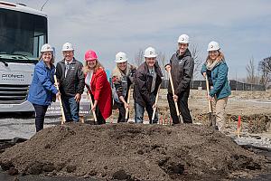 De gauche à droite : Brigitte Collin, conseillère municipale, Gaétan Marcil, conseiller municipal, Suzanne Roy, Ministre de la famille, Peggy St-Pierre, propriétaire de la garderie, Guillaume Fortier, maire suppléant de la Ville de Varennes, Rémi Létourneau, coprésident de Protech Construction et Carine Durocher, conseillère municipale. Crédit : Protech Construction