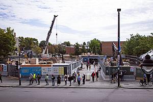 Bien planifier son chantier en simultané : les travaux en cours à la station de métro Mont-Royal nécessitent des mesures pour assurer la sécurité des usagers. Photo : Laurent Canigiani