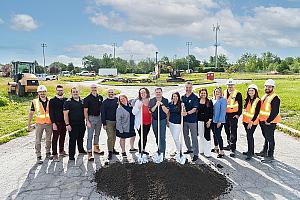 Saint-Constant : pelletée de terre pour la construction du Pôle culturel et sportif. Crédit : Ville de Saint-Constant