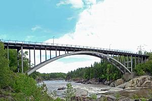 Le pont d’Arvida est le premier au monde à être fait entièrement d’aluminium. Crédit : Regal