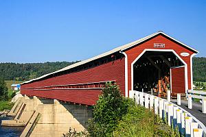 Une structure d’acier sera placée à l’intérieur du pont et s’appuiera de chaque côté, sur les culées, et sur chacun des trois piliers de béton se trouvant dans la rivière. Ainsi, du poids pourra être mis pendant les travaux sur cette structure fortement endommagée. Crédit : Michel Guenette