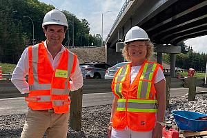 Ouverture officielle du pont d’étagement situé sur le chemin de Sainte-Anne-des-Lacs, au-dessus de l’autoroute 15, dans les Laurentides. Présents sur la photo : M. François Bonnardel, ministre des Transports et ministre responsable de la région de l’Estrie et Mme Marguerite Blais, ministre responsable des Aînés et des Proches aidants et députée de Prévost. Crédit : Ministère des Transports.