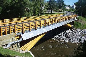 La portée du tablier du pont en bois de Notre-Dame-de-Portneuf est de 36,5 mètre