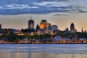 La Ville de Québec depuis Lévis pendant un coucher de soleil de juin - Crédit : Martin St-Amant - Wikipedia - CC-BY-SA-3.0