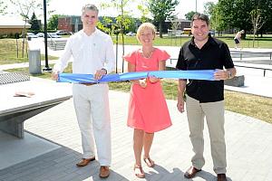 Pierre-Yves Boivin, du CN, Caroline St-Hilaire, mairesse de Longueuil, et Stépha
