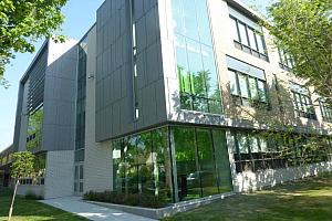 l’école primaire Saint-Noël-Chabanel dans le quartier Saint-Michel à Montréal.