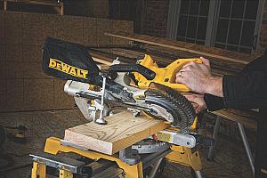 DEWALT lance une nouvelle scie à onglets coulissante  