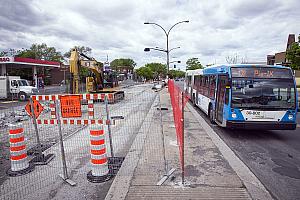 Des travaux visant l’implantation du SRB Pie-IX ont commencé ce printemps entre les rues Saint-Zotique et Bélanger. Photo : Laurent Canigiani