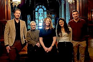 De gauche à droite : Anthony St-Pierre, édimestre; Anik Girard, directrice générale et éditrice; Geneviève Vincent, directrice de l’information;  Laetitia Arnaud-Sicari, recherchiste web; Gabriel Guénette, recherchiste aux avant-projets. Absente : Cynthia Bolduc-Guay, coordonnatrice éditoriale.