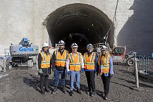 Le plus grand tunnelier jamais vu au Québec arrive à Montréal. Crédit : STM