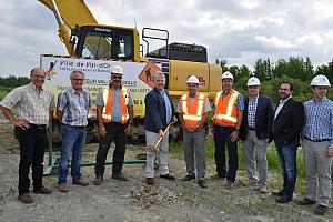 Sur la photo : Gilles Bérubé, conseiller municipal, Yvan Morin et Denis Dumont, 