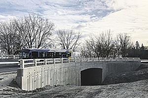 Premiers ponts routiers conçus par les ingénieurs de la Ville de Montréal depuis 50 ans, les ponts Darwin intègrent de la poudre de verre recyclé. Crédit : Ville de Montréal