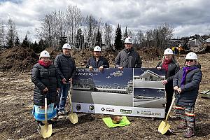 Première pelletée de terre de la nouvelle maison des aînés à Wemotaci. Crédit : Conseil des Atikamekw de Wemotaci