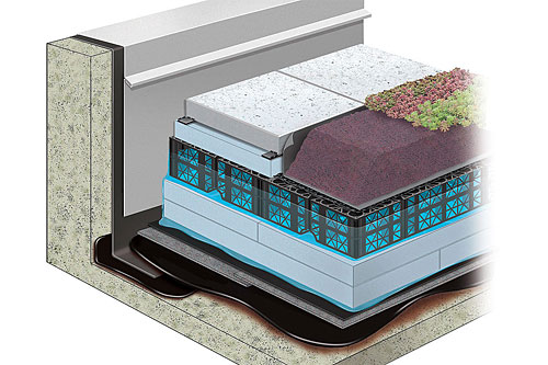 Les toitures bleues permettent de retenir temporairement les eaux de pluie au toit pour les libérer progressivement à l’égout municipal au moyen de drains à débit contrôlé. Image : Hydrotech