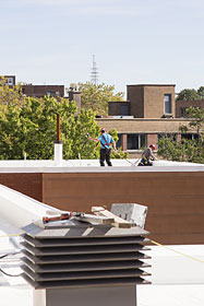 Installation du système Protan lors du projet de réfection de la toiture du Centre d’hébergement et de soins de longue durée (CHSLD) St. Andrew, à Montréal. Photo de  Protan Toitures