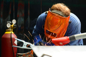 Kurtis Gordey, concurrent d'équipe Colombie-Britannique, participe au concours Tôlerie-carosserie, aux 19es Olympiades canadiennes des métiers et des technologies. Crédit Groupe CNW / Skills/Compétences Canada
