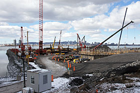 C'est sur ce chantier que sont assemblés les éléments du nouveau pont Champlain. - Photo de René-Claude Senécal