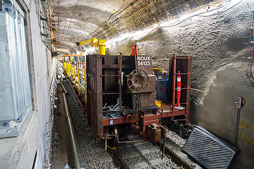 Un « train-usine » destiné au transport du personnel et des équipements a été conçu sur mesure pour ce chantier atypique. Crédit : REM/NouvLR