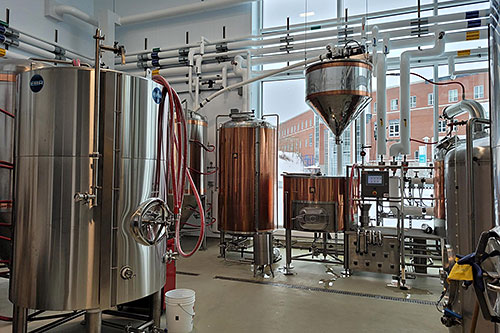 Plusieurs mesures ont été prises afin de respecter les normes de sécurité relatives au brassage et à la distillation de la bière. Crédit : Gracieuseté