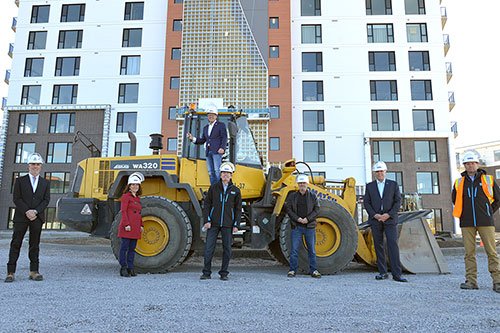 Photo prise lors de la visite des ministres Jean Boulet et Pierre Fitzgibbon au chantier de l’entreprise Construction Michel Gagnon - Photo fournie par le ministère du Travail, de l’Emploi et de la Solidarité sociale